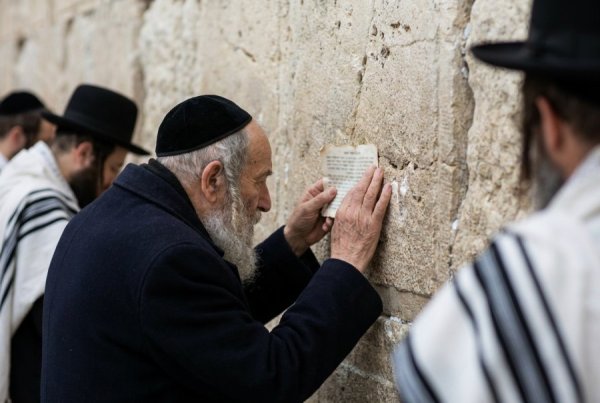 כשרב מתפלל בשמכם ליד הכותל: הכוח שבתפילת שליח כשרב מתפלל בשמכם ליד הכותל: הכוח שבתפילת שליח