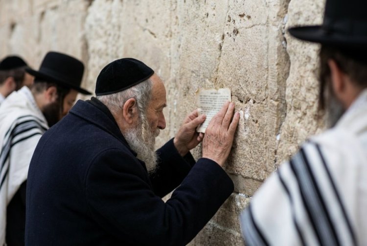 כשרב מתפלל בשמכם ליד הכותל: הכוח שבתפילת שליח