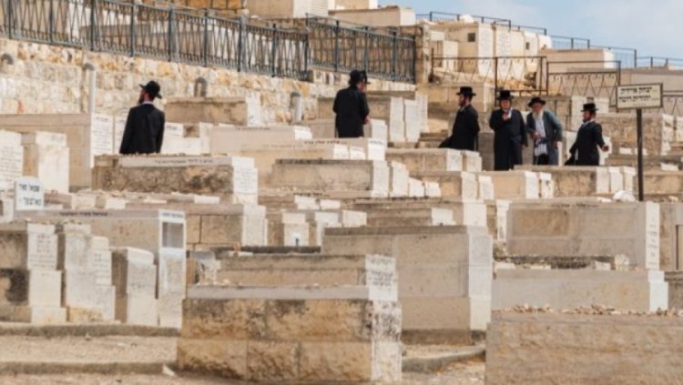 תיקון נפטרים: עד מתי אפשר לעשות, מי יכול לעשות במקום המשפחה, וכמה זמן זה לוקח? תיקון נפטרים: עד מתי אפשר לעשות, מי יכול לעשות במקום המשפחה, וכמה זמן זה לוקח?