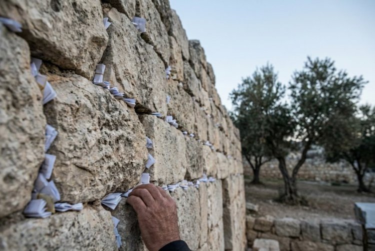 פתק על הקבר: מה כותבים ומאיפה בא המנהג פתק על הקבר: מה כותבים ומאיפה בא המנהג