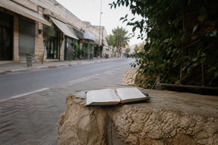 משאית איבדה שליטה והעיפה אם ובת לתוך חנות - והן יצאו בשלום משאית איבדה שליטה והעיפה אם ובת לתוך חנות - והן יצאו בשלום