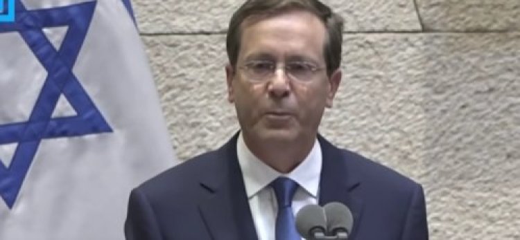 מתוך תהילים: יצחק הרצוג הניח פתק מרגש על קברו של המהר מתוך תהילים: יצחק הרצוג הניח פתק מרגש על קברו של המהר