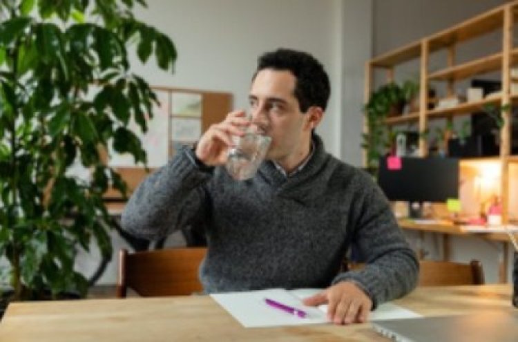 זה מה שיקרה לגוף שלכם כשתשתו כוס מים לפני השינה זה מה שיקרה לגוף שלכם כשתשתו כוס מים לפני השינה