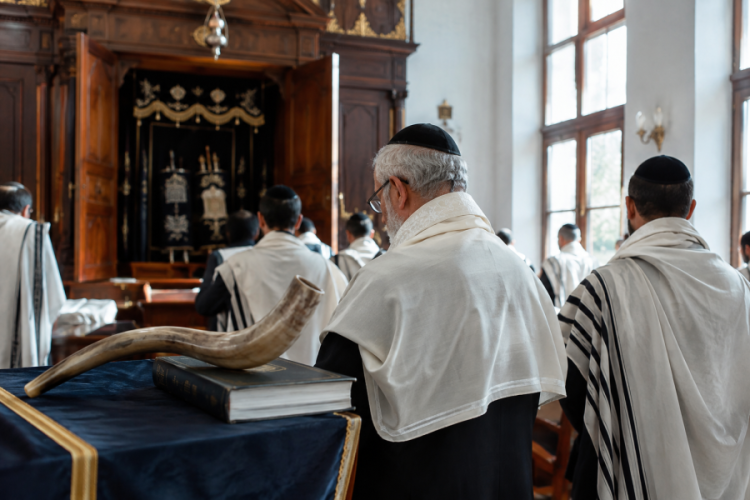 חשבתם שאסור לבכות בתפילת ראש השנה? ההלכה קובעת בדיוק ההפך חשבתם שאסור לבכות בתפילת ראש השנה? ההלכה קובעת בדיוק ההפך