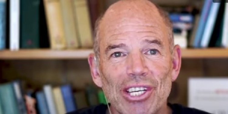 נשמה יהודית: מייסד 'נטפליקס', מארק רנדולף, הניח תפילין לראשונה בחייו נשמה יהודית: מייסד 'נטפליקס', מארק רנדולף, הניח תפילין לראשונה בחייו