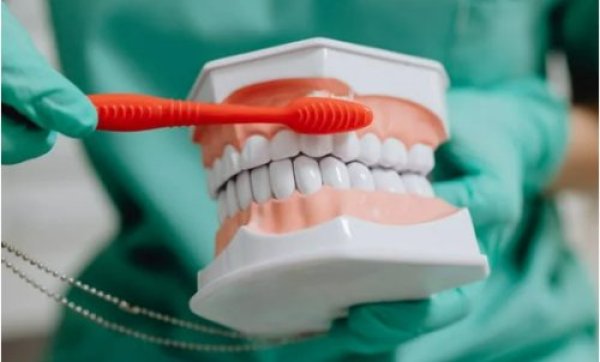 הלבנת שיניים טבעית: הטיפ ששבר את הרשת להלבנת שיניים באופן טבעי