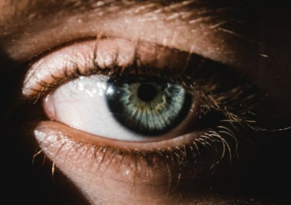 איך להעלים עיגולים שחורים מתחת לעיניים? השיטה הטבעית