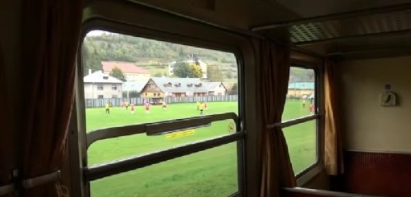 קיטור לצד כדור: הרכבת שנוסעת בתוך מגרש כדורגל תוך כדי משחק