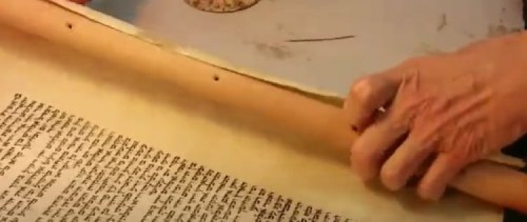 ההלוויה הכי שמחה שתראו: קבירת ספרי תורה ישנים ההלוויה הכי שמחה שתראו: קבירת ספרי תורה ישנים