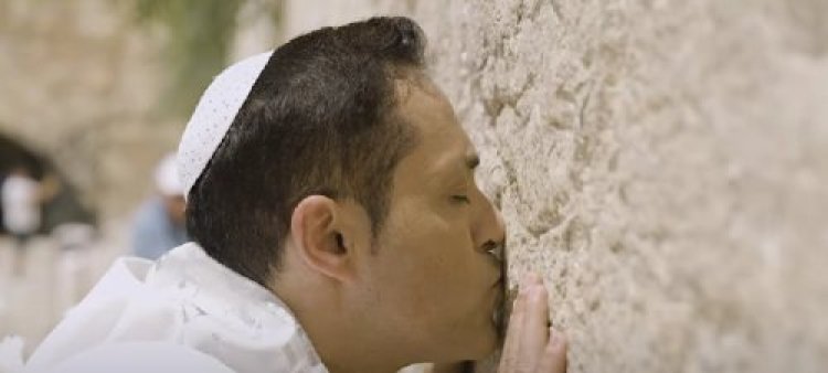 עטופים בטליתות: הפרוייקט של רביבו במחרוזת לחגי תשרי עטופים בטליתות: הפרוייקט של רביבו במחרוזת לחגי תשרי