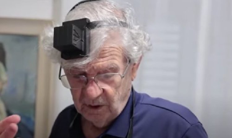 עטור תפילין: כשאהרון ברק הניח תפילין ובירך עליהן