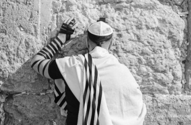 נשיא צרפת לשעבר הטמין פתק בכותל ונשא תפילה אישית נשיא צרפת לשעבר הטמין פתק בכותל ונשא תפילה אישית