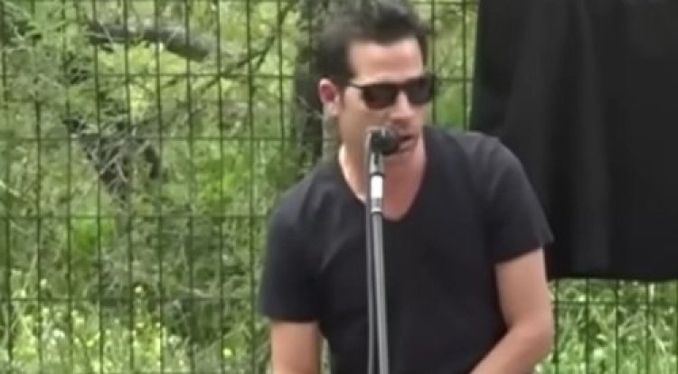 מרגש: צפו באביב גפן אומר קדיש על אביו יהונתן גפן ז מרגש: צפו באביב גפן אומר קדיש על אביו יהונתן גפן ז