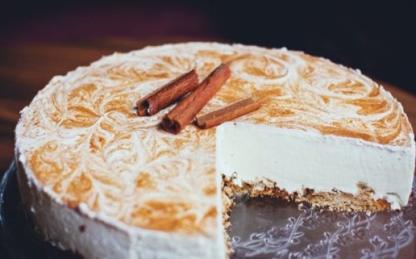 תתחילו להתרגל למחמאות בחג: מתכון לעוגת גבינה לוטוס שלא תעמדו בפניה