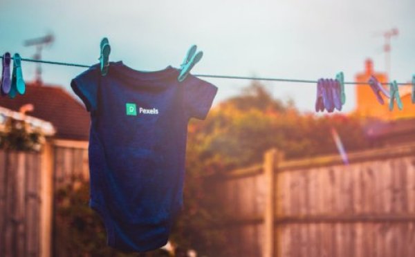 האם מותר לתלות בשבת בגד רטוב על חבל הכביסה?