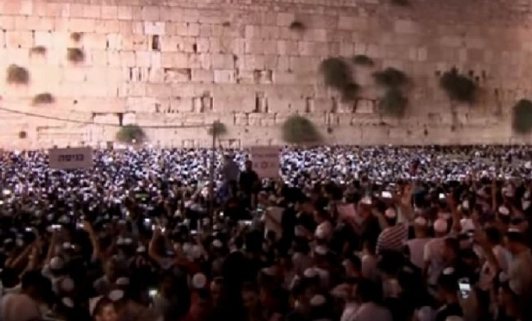צפו: תפילת זעקה מיוחדת בכותל המערבי על ידי רבנים מהמדינה צפו: תפילת זעקה מיוחדת בכותל המערבי על ידי רבנים מהמדינה