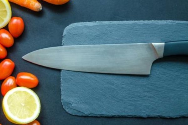 מה דין סכין בשרית שמרחו בה גבינה?