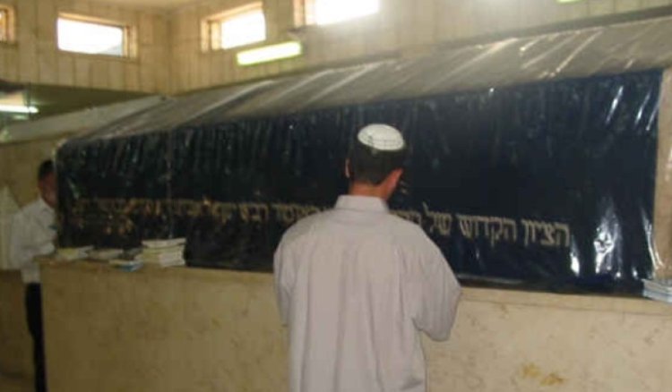 מצמרר: תפילה גדולה להשבת החטופים משביים בציון הבאבא סאלי הקדוש מצמרר: תפילה גדולה להשבת החטופים משביים בציון הבאבא סאלי הקדוש