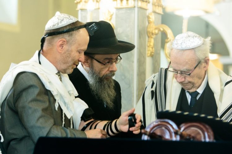 מה גרם לבכיר בהונגריה לחגוג בר מצווה והוא בן 63? גם אתם תתרגשו!
