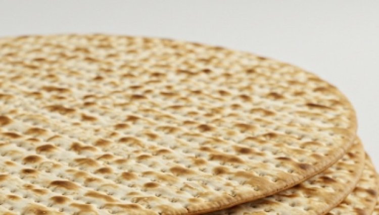למה לוקחים דווקא את המצה האמצעית בליל הסדר? למה לוקחים דווקא את המצה האמצעית בליל הסדר?