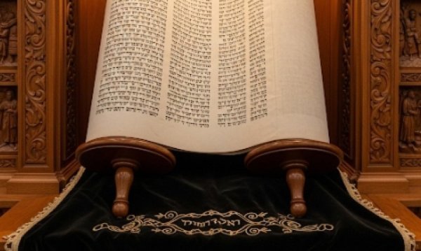 זה ספר התורה בן מאות השנים שגורם לישועות