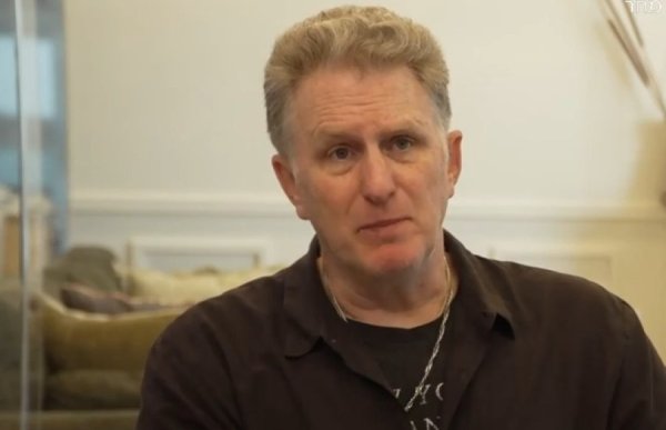 השחקן האמריקאי שמעלה לרשת תמונות כשהוא מניח תפילין: 