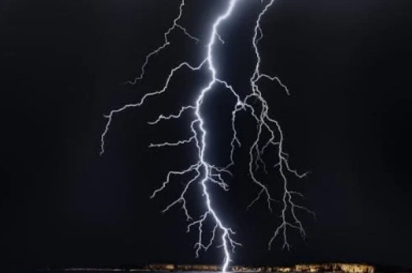 האם אדם יברך על ברקים ורעמים באמצע תפילתו?