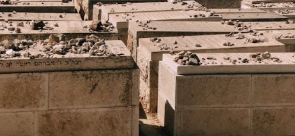 האם מותר לעלות לקברי צדיקים בשבת ובחג?