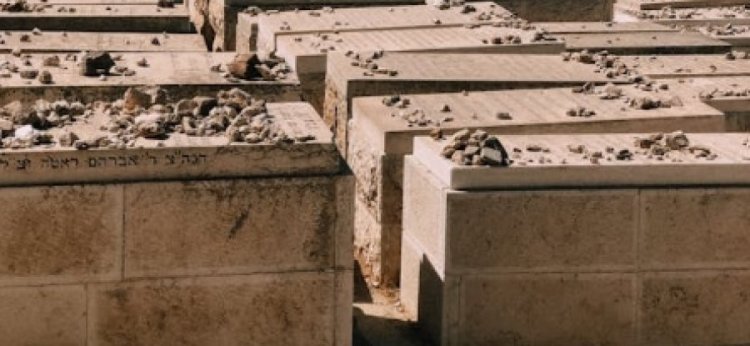 האם מותר לעלות לקברי צדיקים בשבת ובחג? האם מותר לעלות לקברי צדיקים בשבת ובחג?