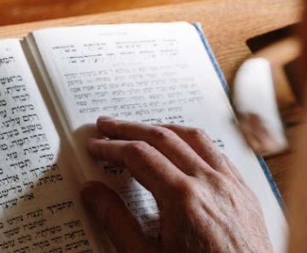 זה המקום שבו הרב שמואל אליהו מכוון להפלת המשטר האיראני