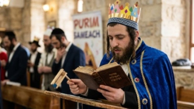 מהי מעלת אמירת התהילים בפורים? הרב אלימלך בידרמן מסביר. צפו כעת מהי מעלת אמירת התהילים בפורים? הרב אלימלך בידרמן מסביר. צפו כעת