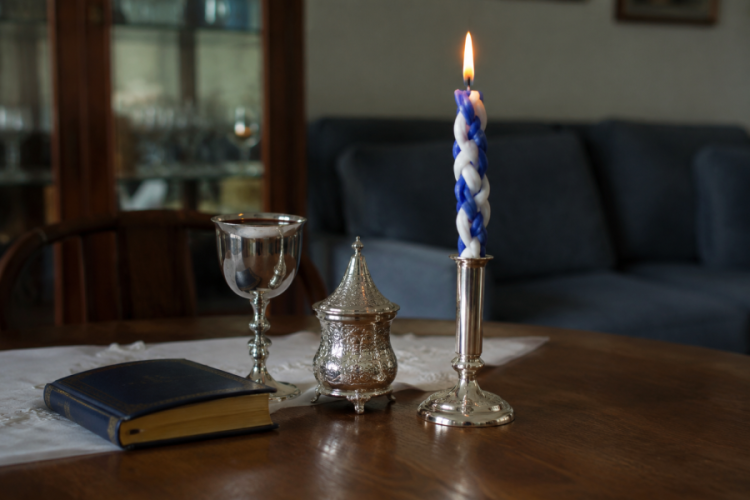 למה מסתכלים דווקא בציפורניים בהבדלה? הסוד מהזוהר למה מסתכלים דווקא בציפורניים בהבדלה? הסוד מהזוהר