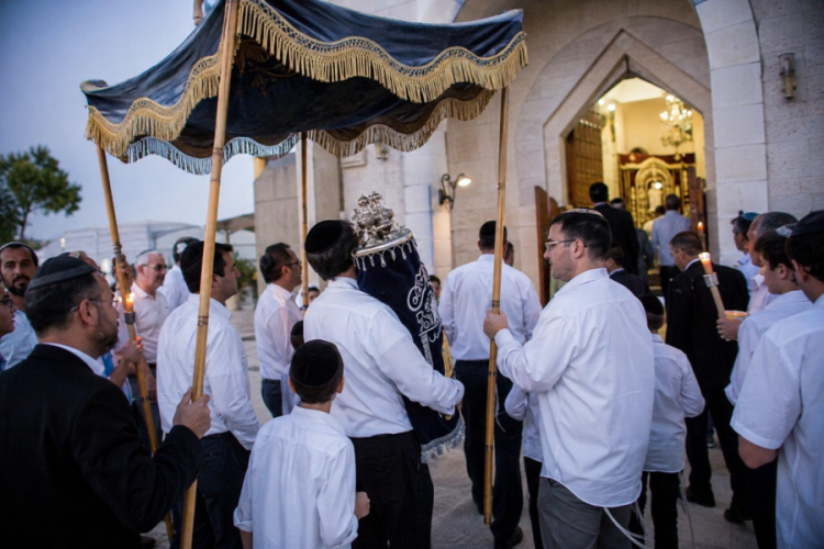 איך הופכים כאב לספר תורה שילווה דורות? איך הופכים כאב לספר תורה שילווה דורות?
