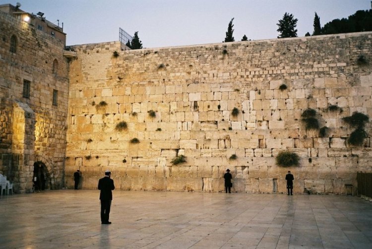 עוד לא מאוחר: איך שולחים שם לתפילה בכותל בתשעה באב