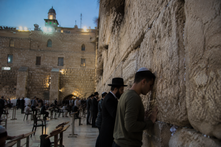 מה עושים כשנוגעים באבני הכותל ולא מרגישים כלום?