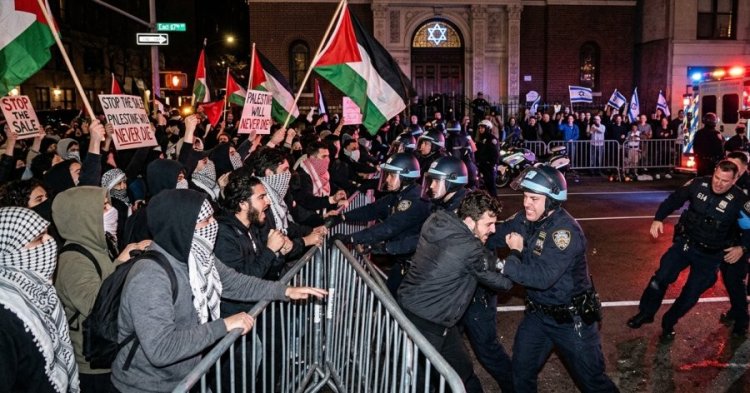 מצור על בית כנסת במנהטן: עימותים אלימים, שוטר פצוע וקריאות אנטישמיות בלב ניו יורק מצור על בית כנסת במנהטן: עימותים אלימים, שוטר פצוע וקריאות אנטישמיות בלב ניו יורק