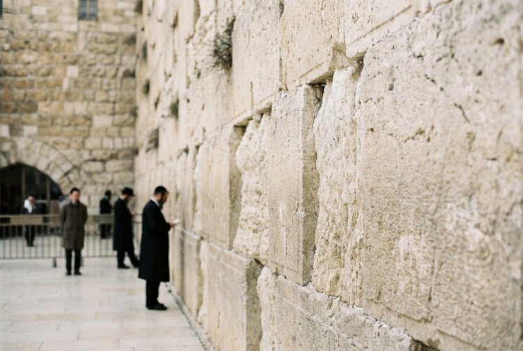 למה דווקא אחרי חצות? הסוד שמאחורי הזמן הזה בתשעה באב